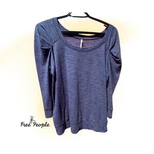 Free People Women's blue lightweight textured top with rouched puff 3/4 sleeve.